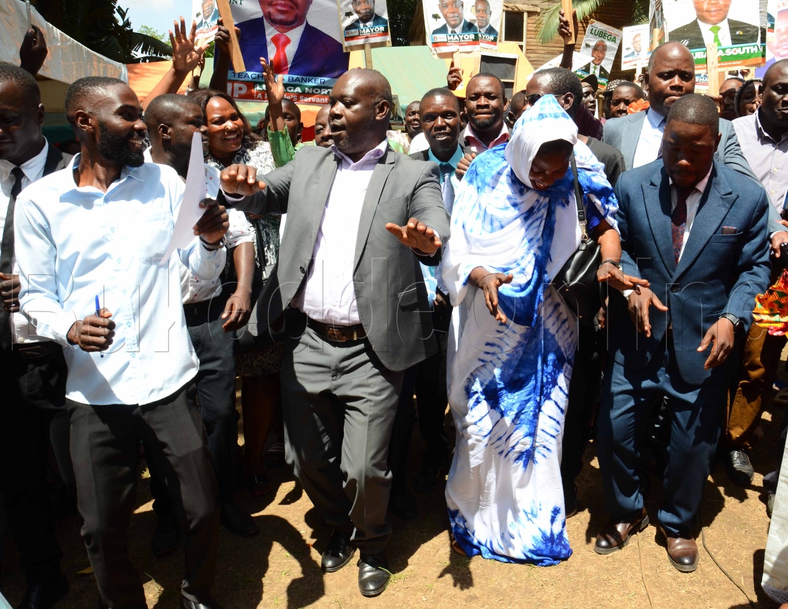 Abakulembeze ba DF nga banyeenya ku galiba enjole mu kutongoza kampeyini