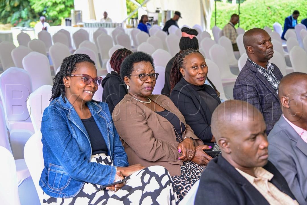 Abamu ku bakoazi ba VG nga bali ku mukolo gw'okusiima abasomesa