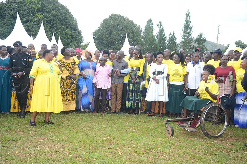 Escândalo em Hoima: Primeira-Ministra Denuncia 'Venda' de Cargos Públicos e Exige Ação Imediata!