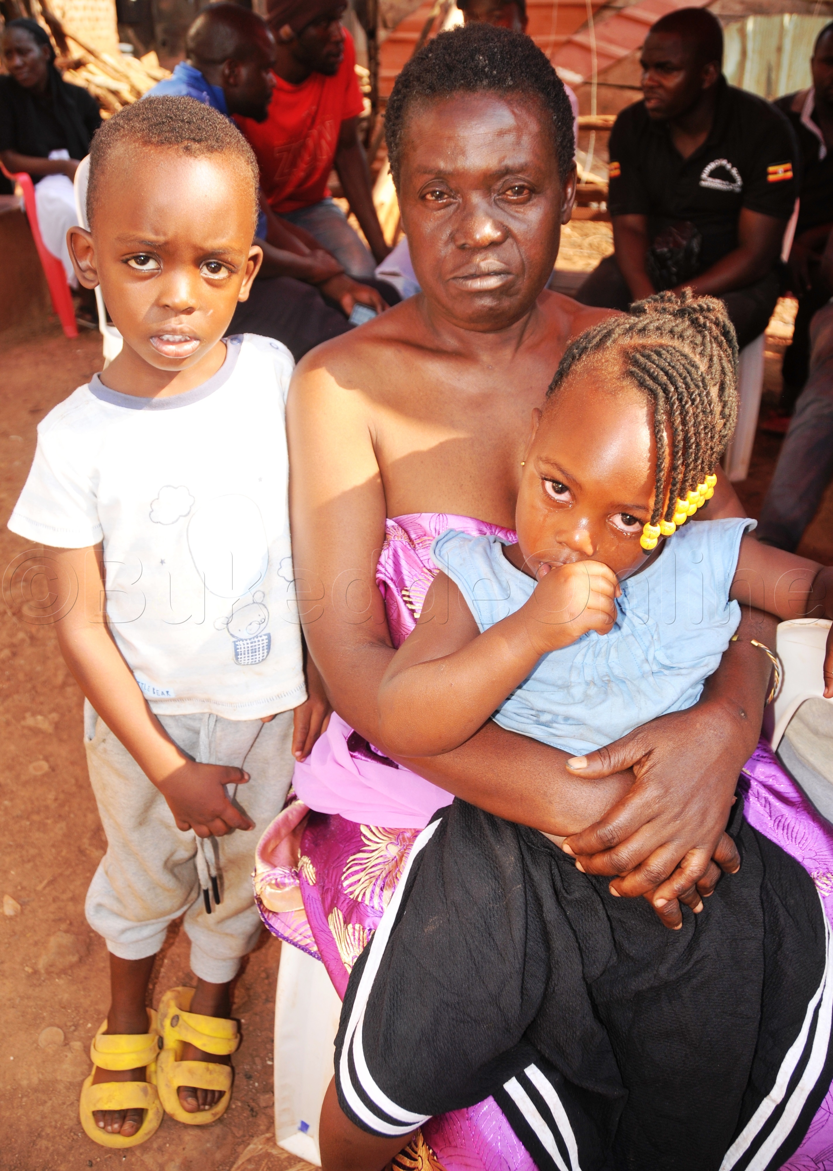 Madiina Nalunkuma Maama W'omugenzi n'abamu ku bamulekwa