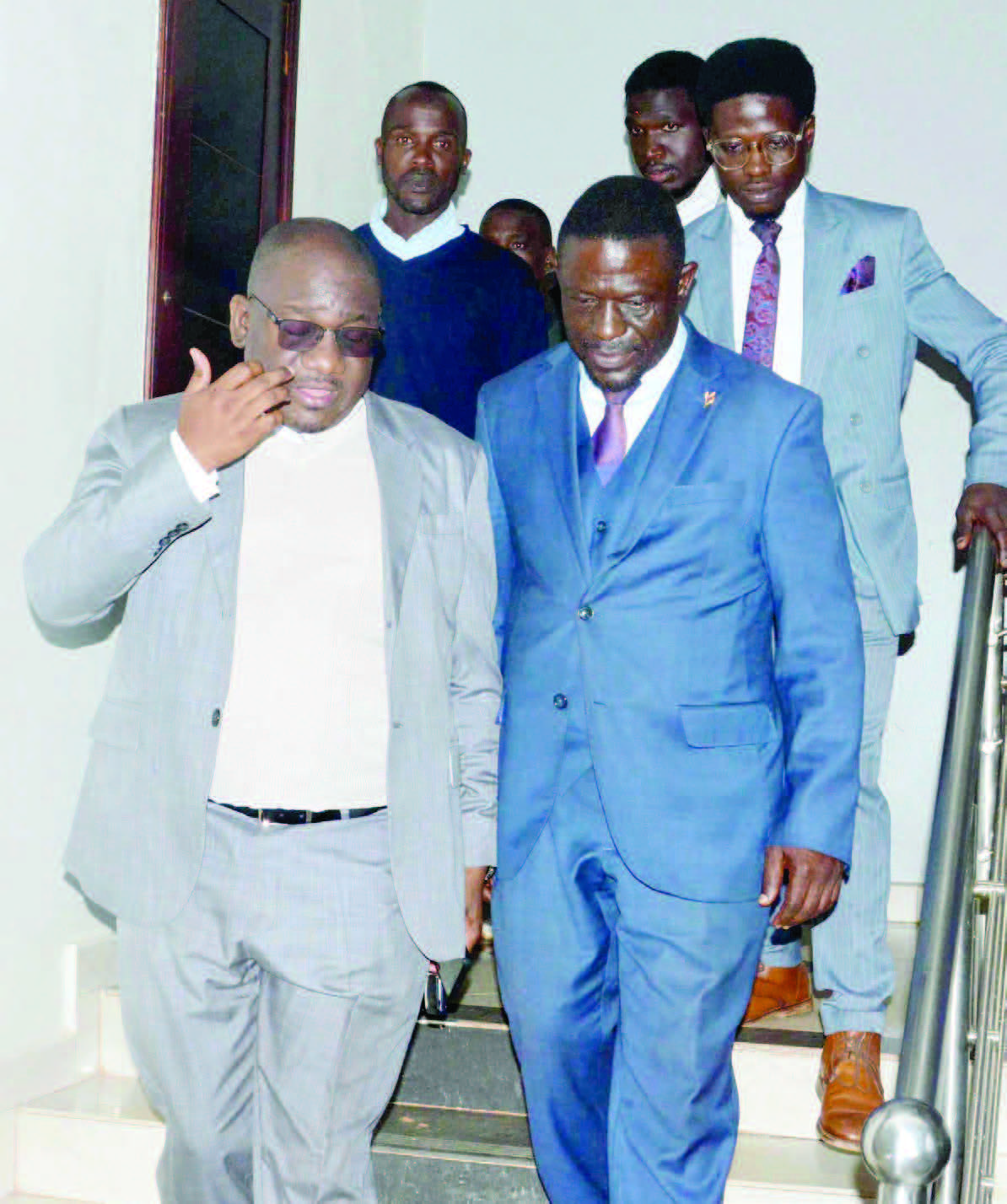 Fred Nyanzi (ku ddyo) ne munnamateeka we Alex Luganda nga bava mu kkooti ku musango mwe yawawaabirira Madinah Nsereko mu kifo ky’omubaka wa Kawempe South.