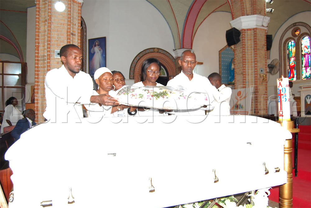 Aba Famire nga bateeka ekimuli ku kkeesi y'omugenzi