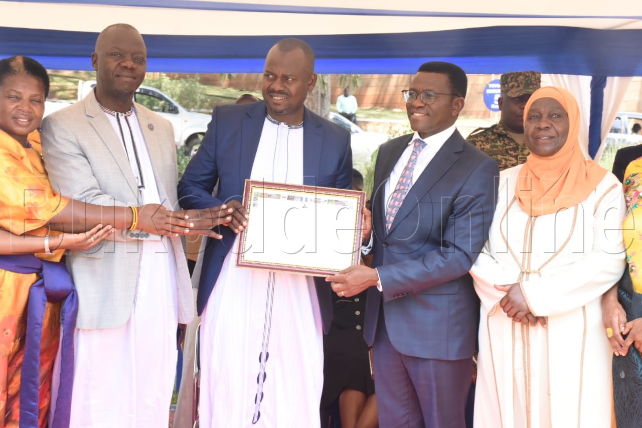 Katikkiro Mayiga ng'akwasa aba NRM mu Buganda Satifikeeti y'oluwalo lwa Bukadde 10