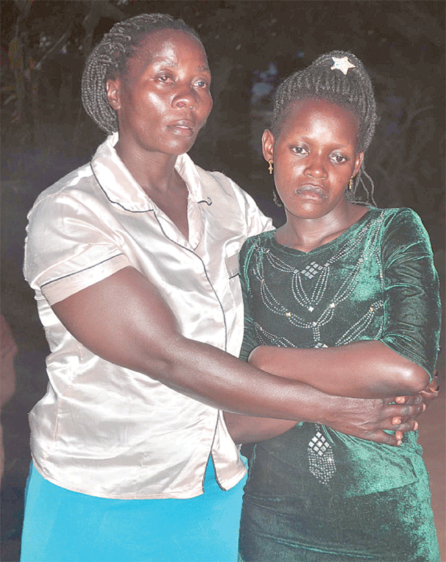 Namatovu (ku ddyo) maama w’omugenzi.