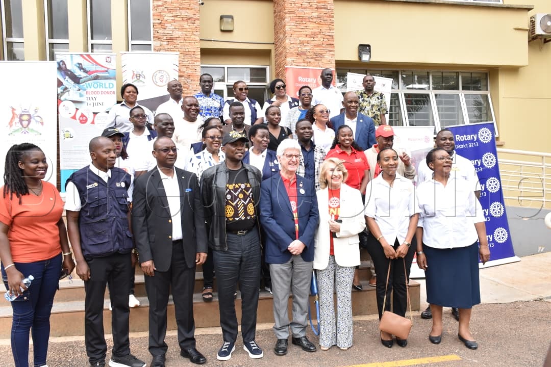 Francesco Arezzo ne mukyala we nga bali n'abakungu be Nakasero