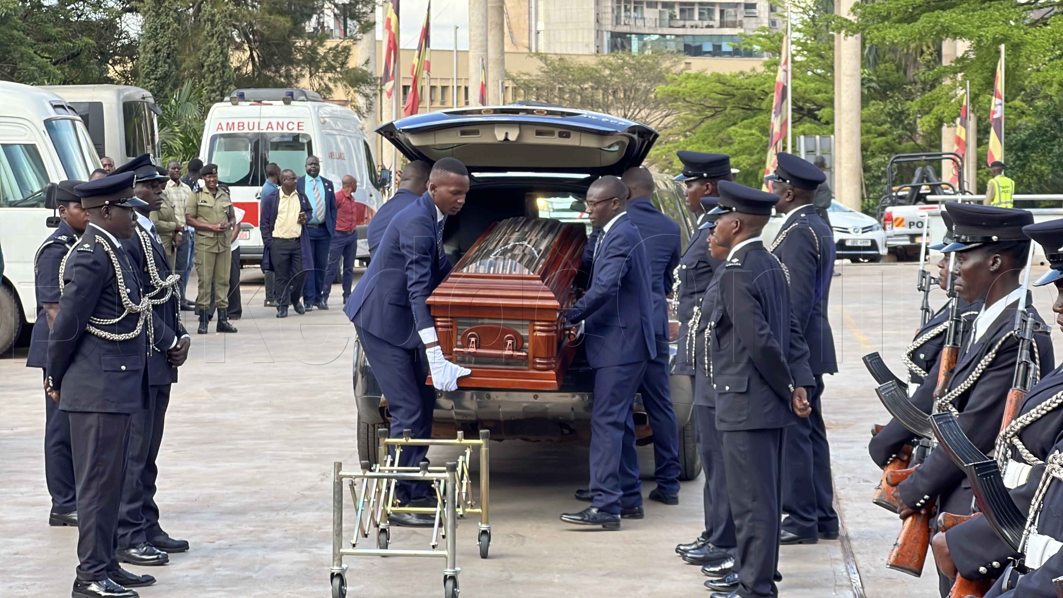 Omubiri gw'omugenzi nga gutuuse ku Palamenti