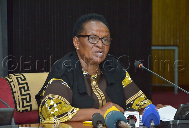 Akiikirira Abakadde Mu Palamenti Peggy Wako Ng'ayogera