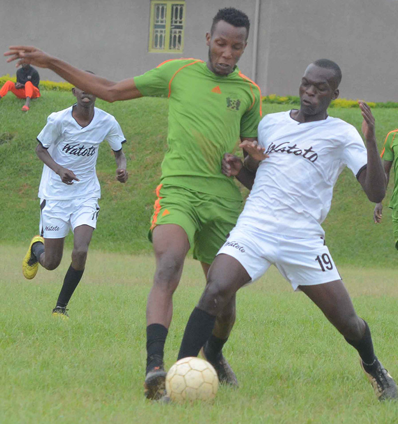 Brian Kimbugwe owa Watoto (ku ddyo) ng'attunka ne Richard Kiweewa owa God's Army (ku kkono).