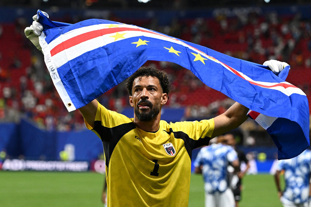 Cape Verde's goalkeeper #01 Vozinha celebrates with his national flag at the end of the 2026 World Cup Group H football match between Spain and Cape Verde at the Atlanta Stadium in Atlanta on June 15, 2026.  (Photo by ROBERTO SCHMIDT / AFP)