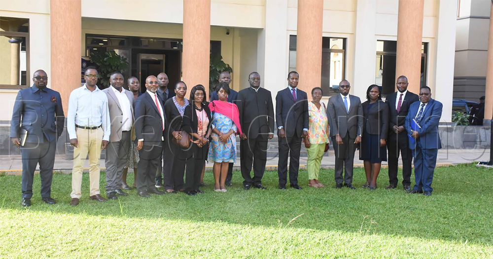 Ssaabalamuzi Owiny Dollo ng'ali ne bannamateeka 