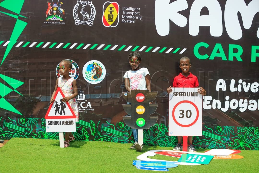 Abamu ku baana nga balaga obubonero bwo ku nguudo