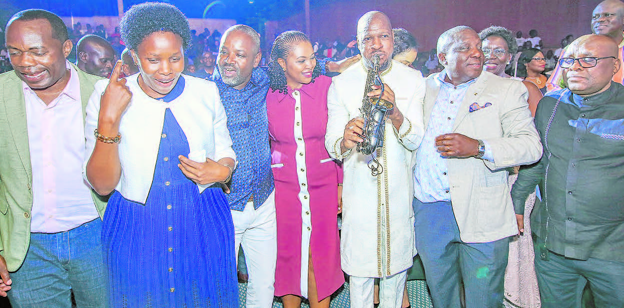 Okuva Ku Kkono; King Scissor, Mnisita Nabakooba, Sipiika Tayebwa Ne Mukyala We, Katumwa, Jimmy Mugerwa N'abalala.