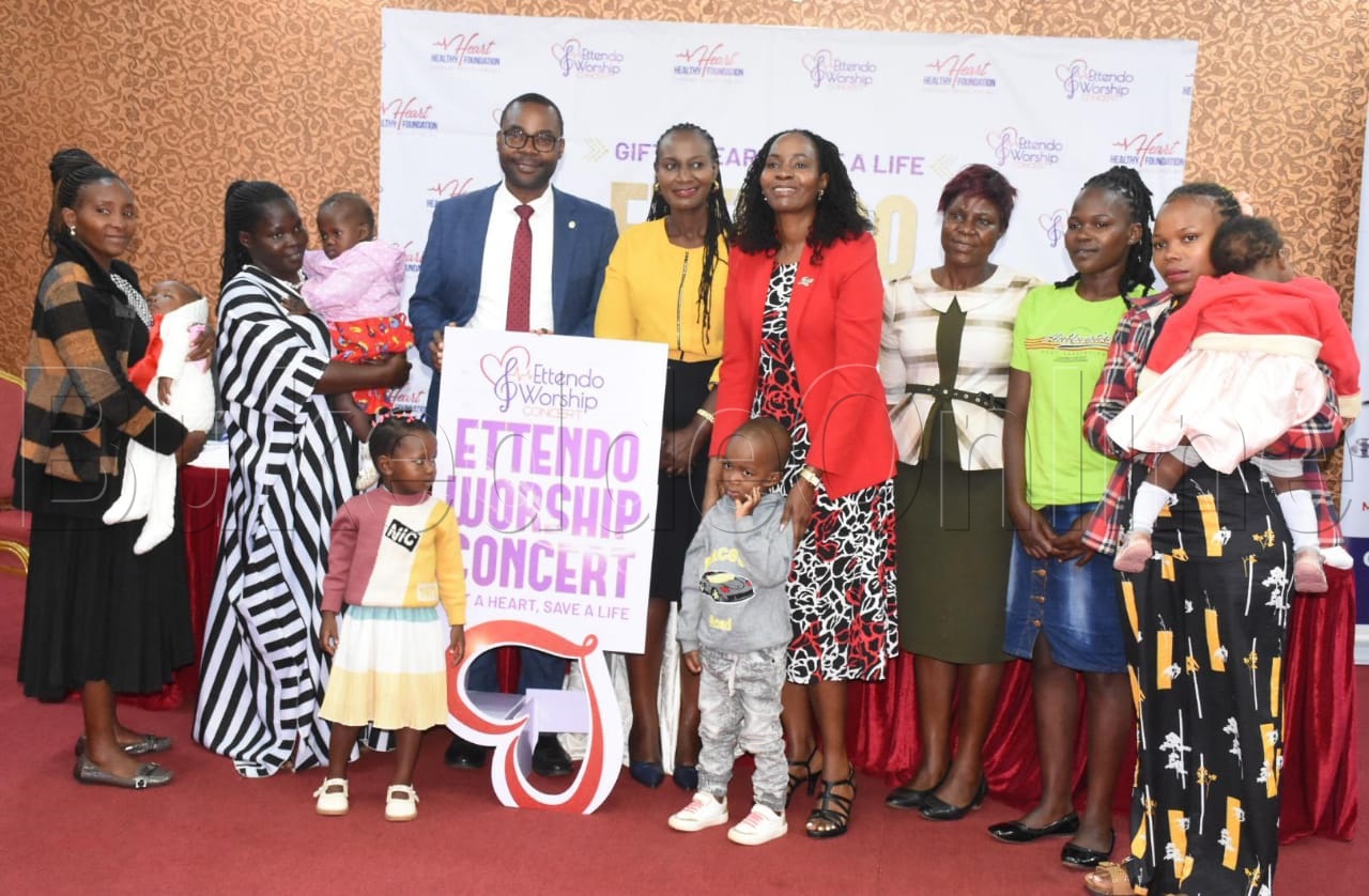 Dr. Ssekitooleko , Rita Namyalo (mu lugoye olumyufu) nga bali mu kifananyi n'abakyala abalina abaana abatawanyizibwa obulwadde bw'Omutima