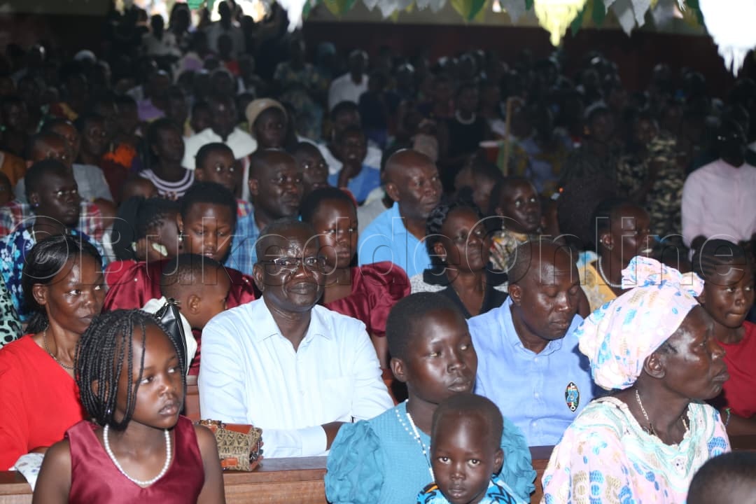 Amuriat (mu gaalubindi) wakati mu mmisa ne Nandala eggulo.