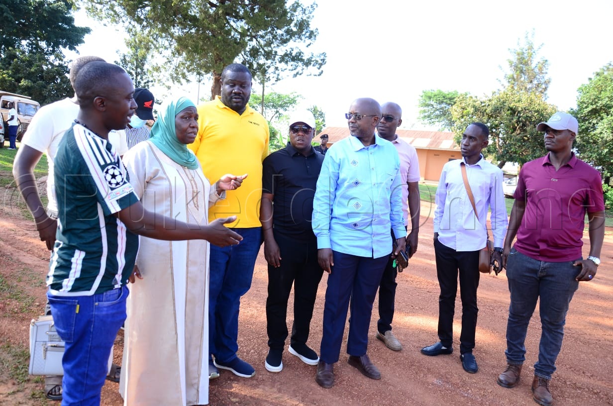 Minisita Minsa Kabanda ng'aliko by'annyonnyola abamu ku banna NRM abaabadde ku Kitebi ss olwaleero.