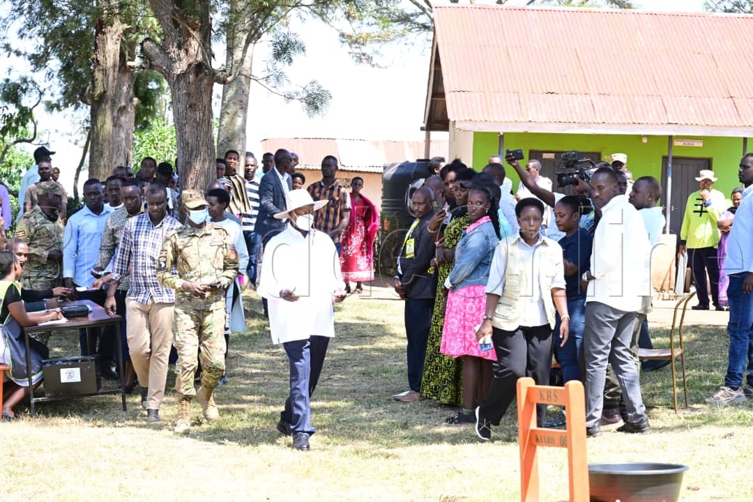 Pulezidenti Museveni ng'ali mu kukukba akalulu