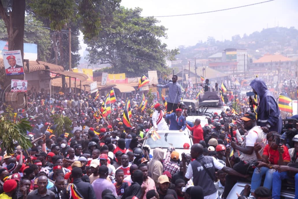 Kyagulanyi waving to supporters during his campaign trail in Kawempe (Nov. 24). (Credit: Ponsiano Nsimbi)
