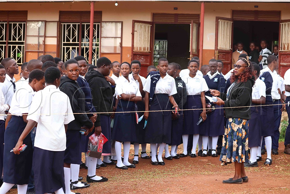 Robinah Nakakande, headteacher of Buvuma College, addresses candidates ahead of their examinations. (Photo by Henry Nsubuga)