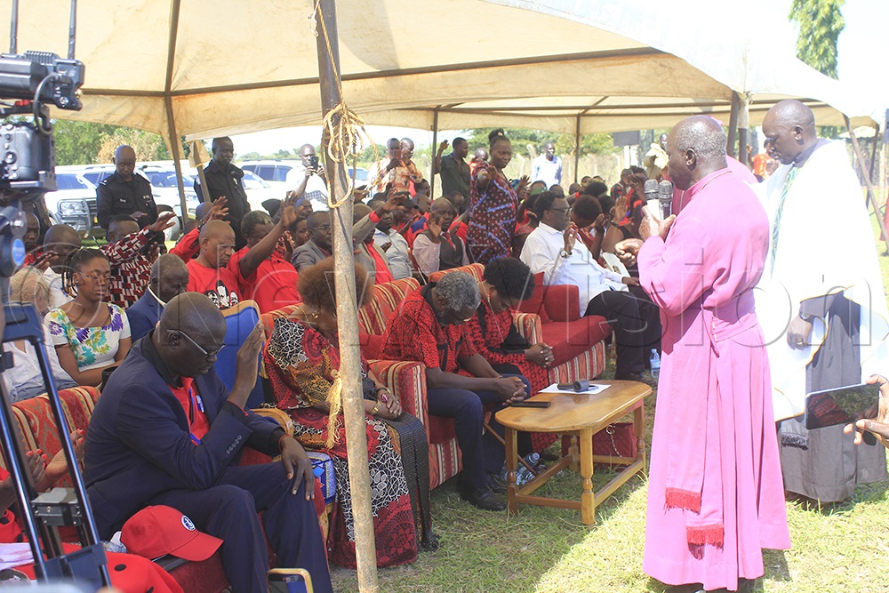 Bishop John Charles Odur Kami praying for president Obote's family. (Photo by Solomon Okabo)