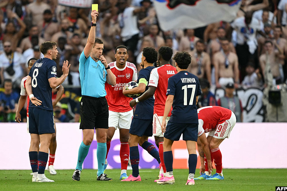 Arsenal's midfielder #07 Bukayo Saka was shown yellow amid protests from his teammates