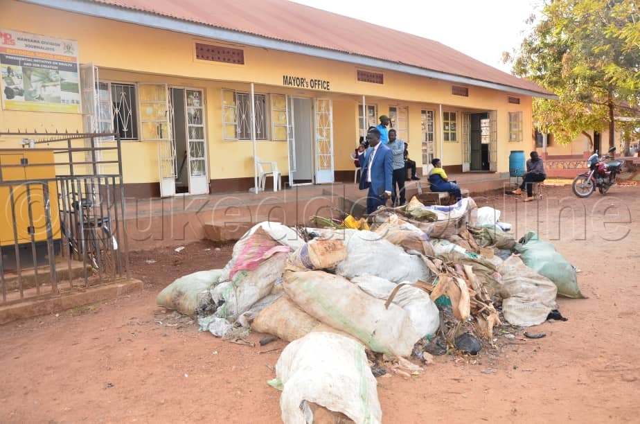Kasasiro gwe baayiye mu maaso ga ofiisi za diviizoni.