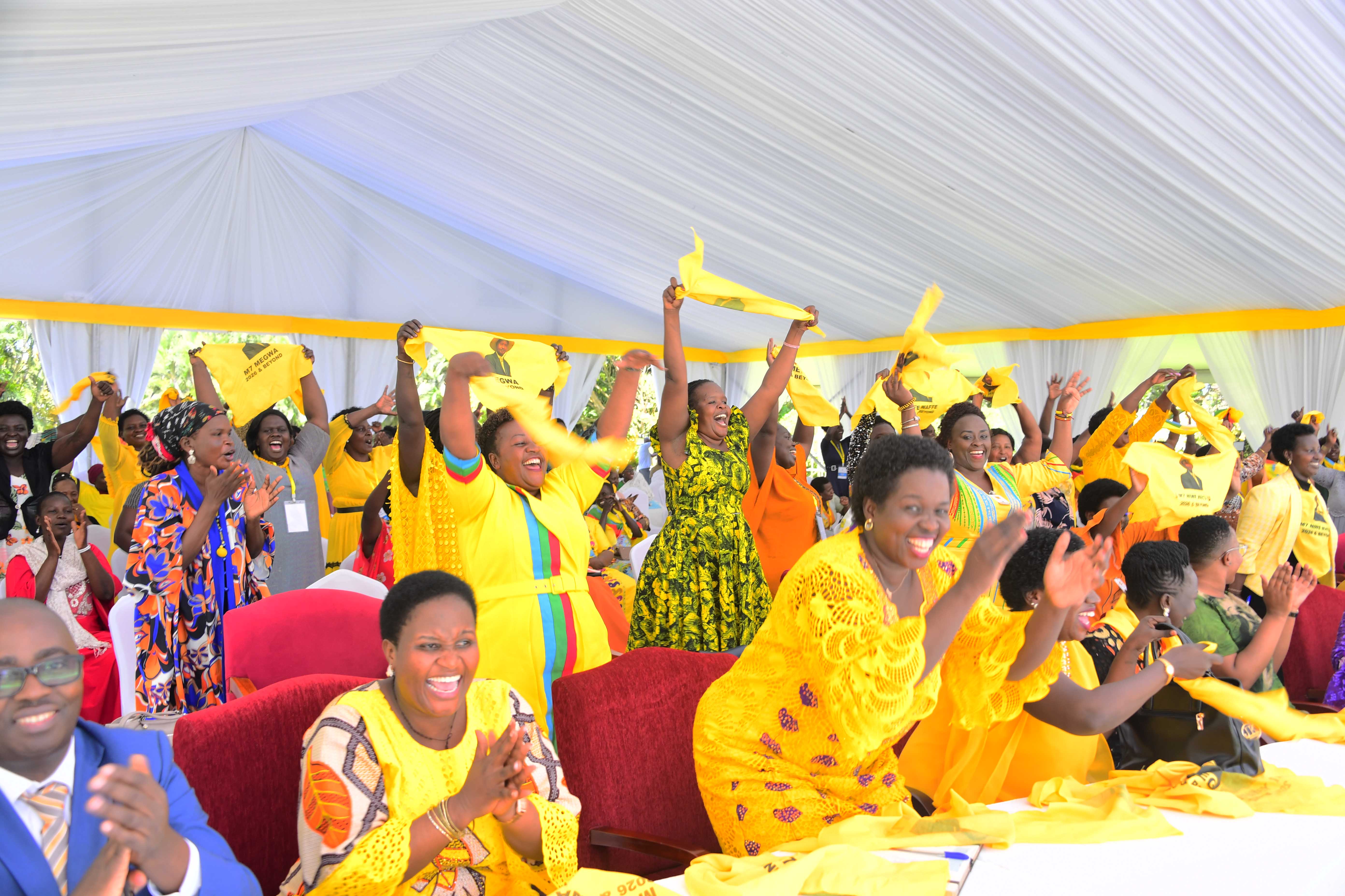 Abeebembezi b’akakiiko k’abakazi aka National Women’s Council hamwe n’ekya NRM Women’s League aha maka g’obwa Purezidenti, Entebbe barikubuganaho Purezidenti Museveni.