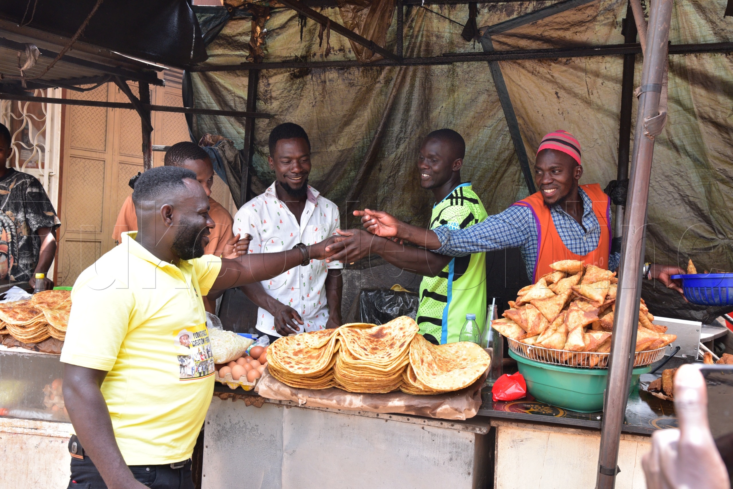 Abavubuka abaweebwa engano ne butto mu Kisenyi nga bali mu bizinensi zabwe