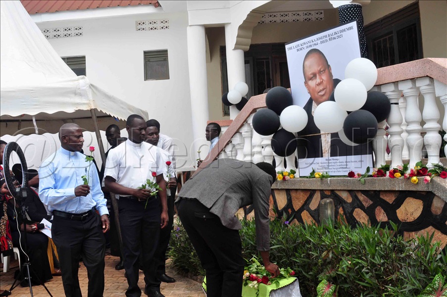 Bafaaza Nga Bakulembeddwamu Fr.johnnbosco Kiggundu Nga Bakola Omukolo Ogw'okuziika Kiwanuka.