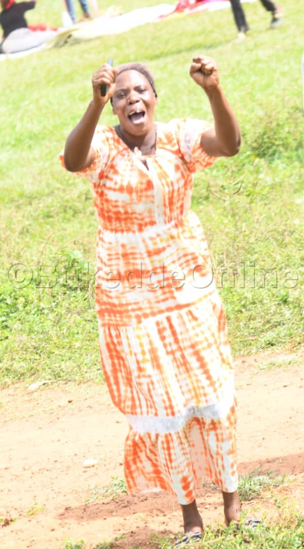 oMukazi ng'asanyuse okulaba ku Kyagulanyi