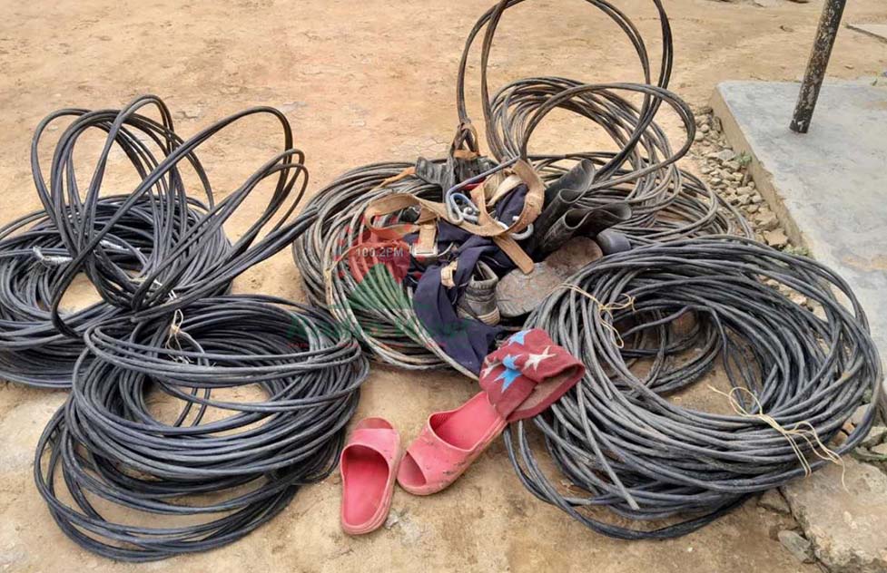 Aba bashangirwe na mita 300 z'amashanyarazi z'enyibano...(Photo by Bruno Mugizi)