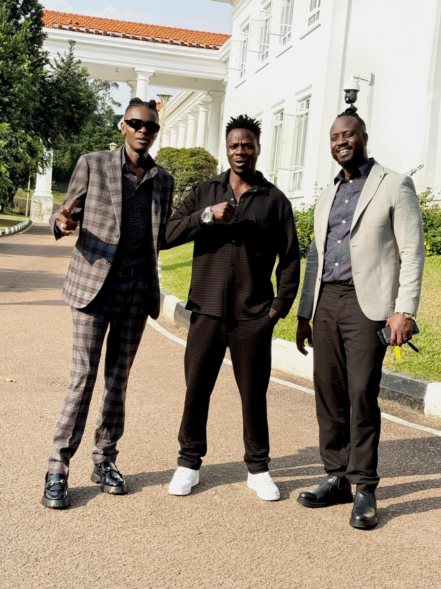 Alien (wakati) lwe yali ne Bebe ne Chamili ewa Pulezidenti Museveni gye buvuddeko.