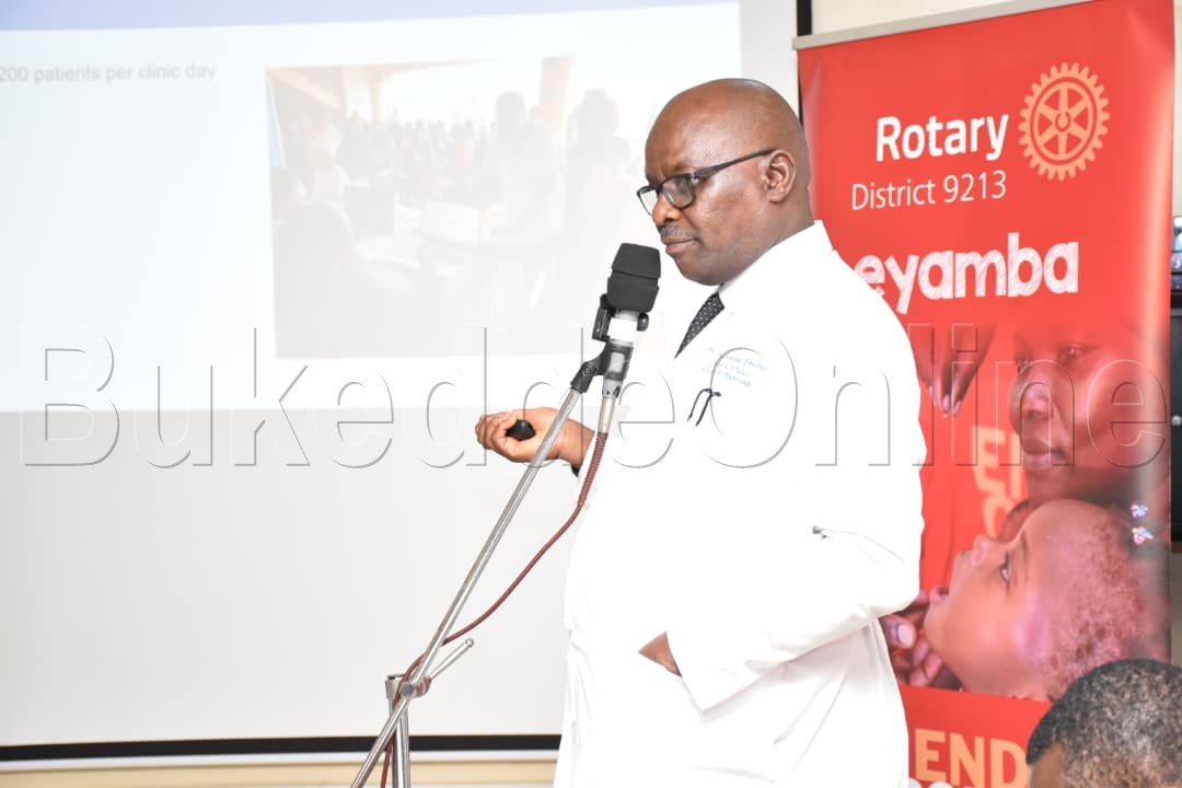 Akulira eddwaliro lye Kawempe Byaruhanga Kayogoza nga'wa obubaka