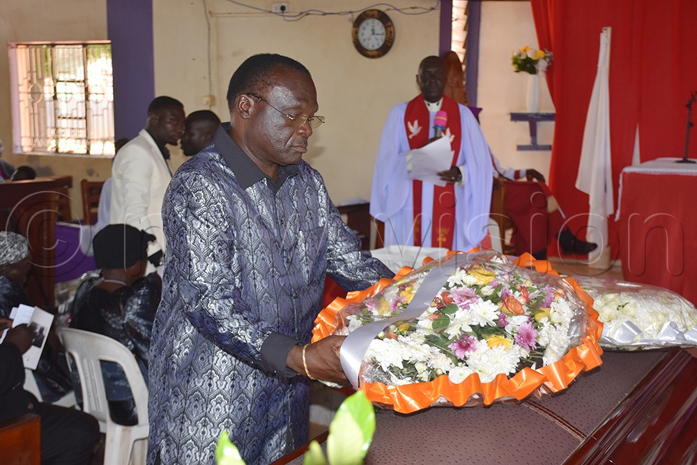  Uganda's emeritus Chief Justice Alfonse Owiny Dollo Cigamoi laying a wreath on Mzee Nathan Okori Adiyo's casket at Christ Church in Gulu City. (Photo by Dennis Ojwee)