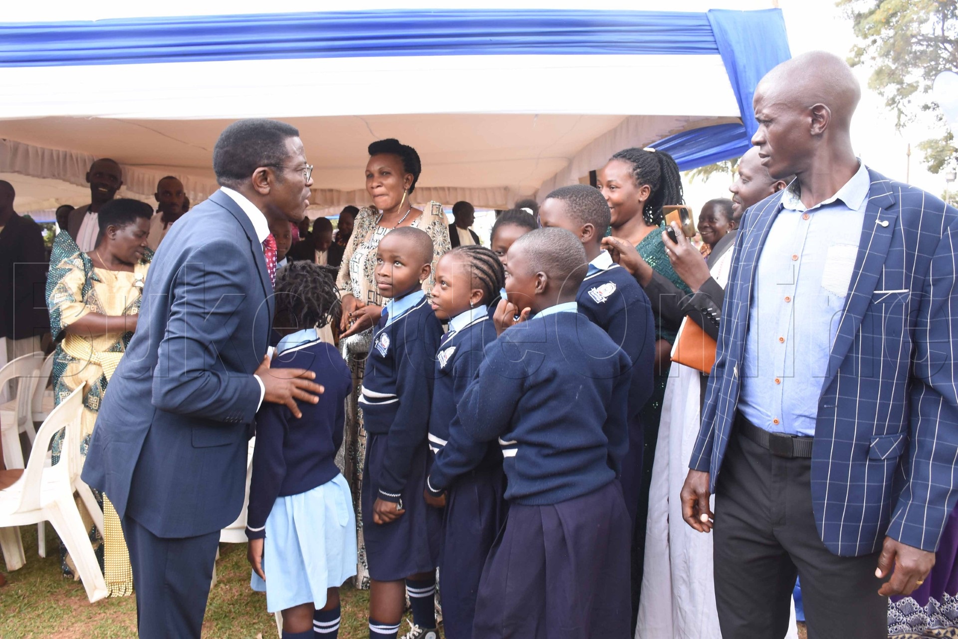 Katikkiro Mayiga ng'ali n'abaana