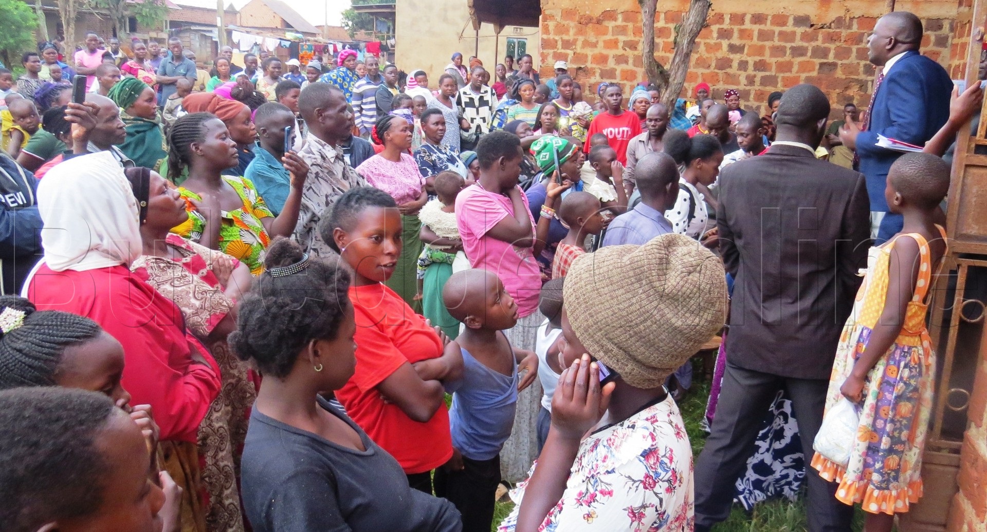 Abantu nga bakung'aanidde mu maka ga Nnaalongo ne Ssaalongo