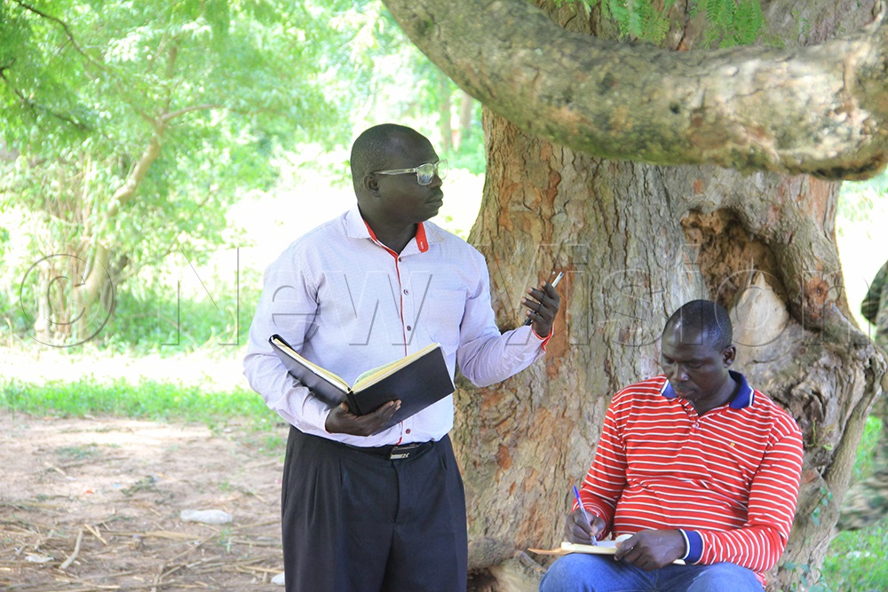 Sylvester Tumukrwate, deputy resident district commissioner Buliisa  called for co-existence between farmers and herdsmen to ensure peace. (Credit: Peter Abaanabasazi)