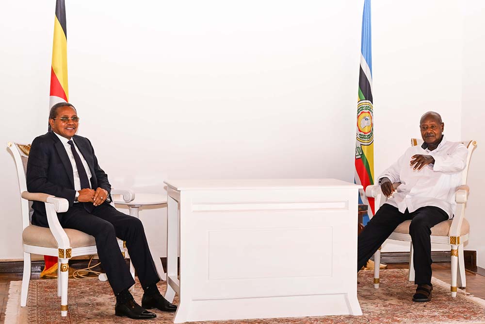  President Museveni holding a meeting with former Tanzania President Jakaya Kikwete at Nakasero on Tuesday. PPU Photo