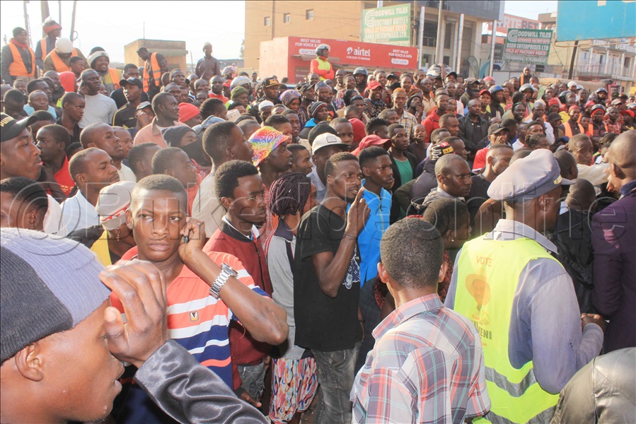 Abantu Nga Balindiridde Okulaba Ku Babbi 