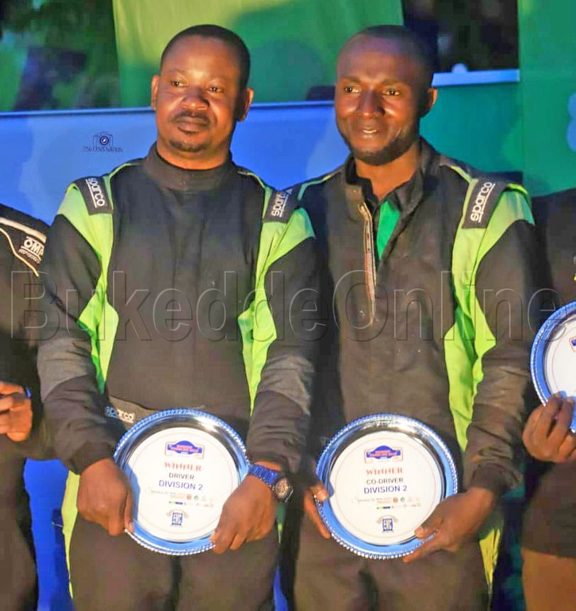 Musa Ssegaabwe ku kkono (Driver) Mathiau Kiyegga ku ddyo omusomiw a Maapu