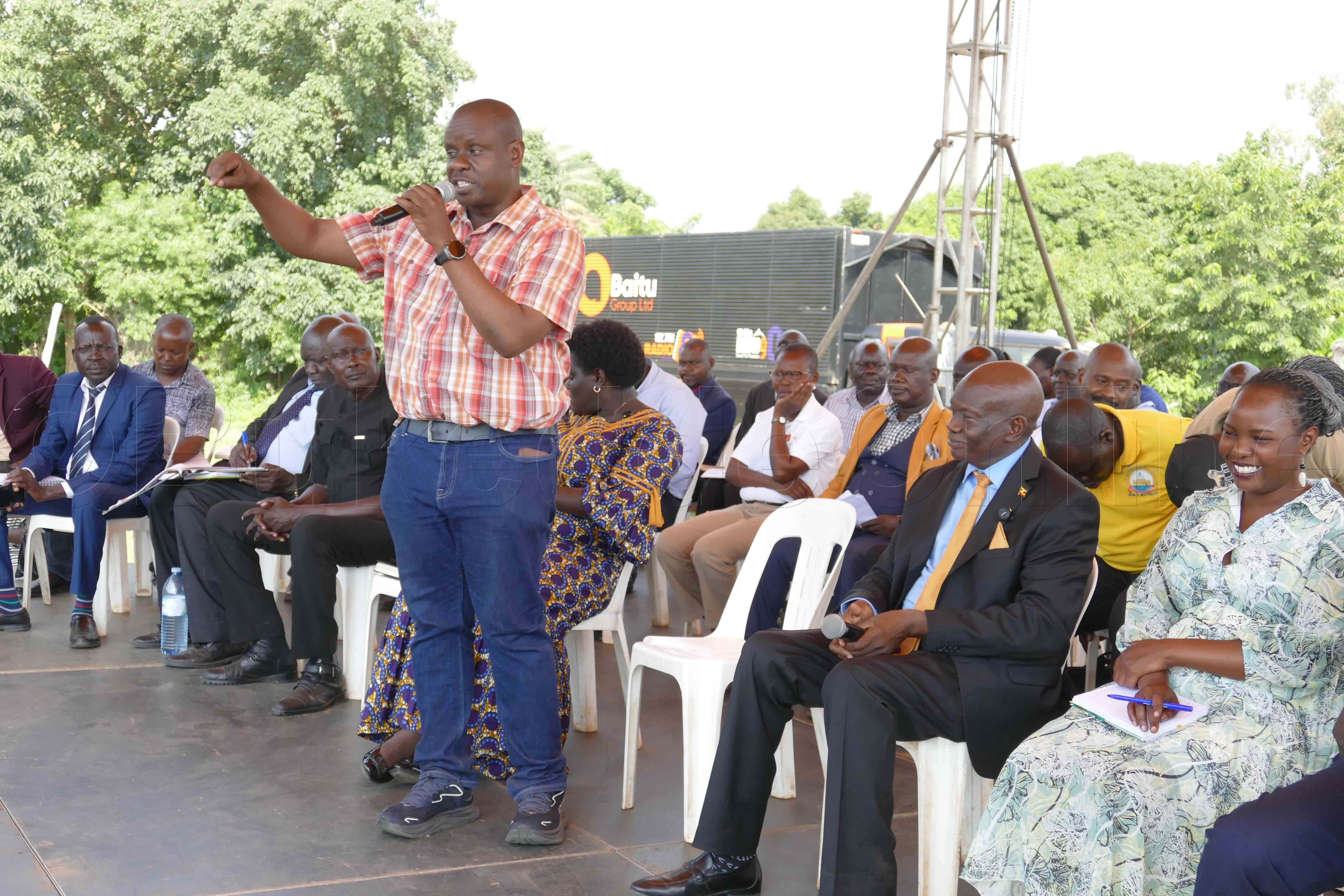 Minisita Balaam bwe yabadde ayogerako eri abatuuze n'abakulembeze mu lukung'aana olwakubiddwa e Moyo.