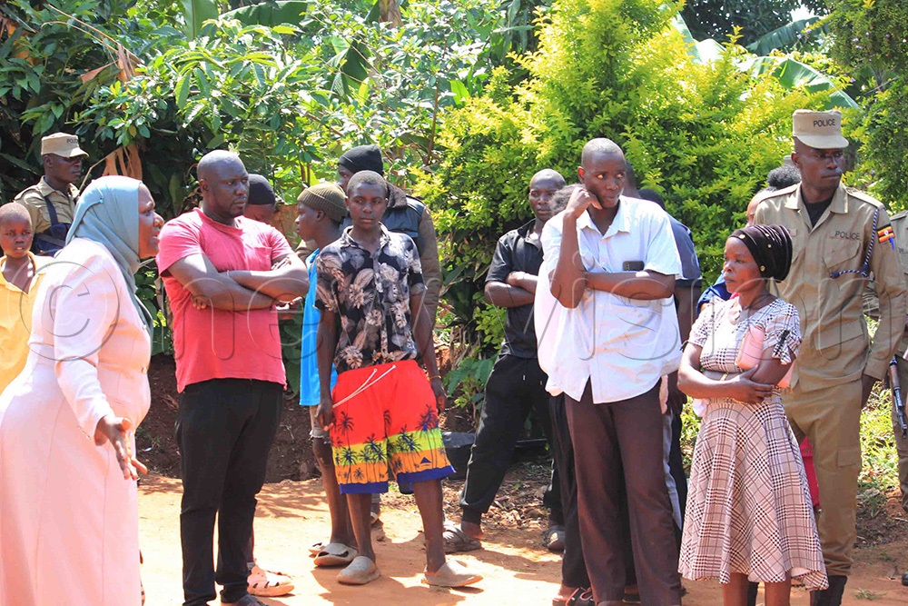 Mukono resident district commissioner (RDC) Fatuma Ndisaba (left) speaking while parents look on. (Photo by Henry Nsubuga)