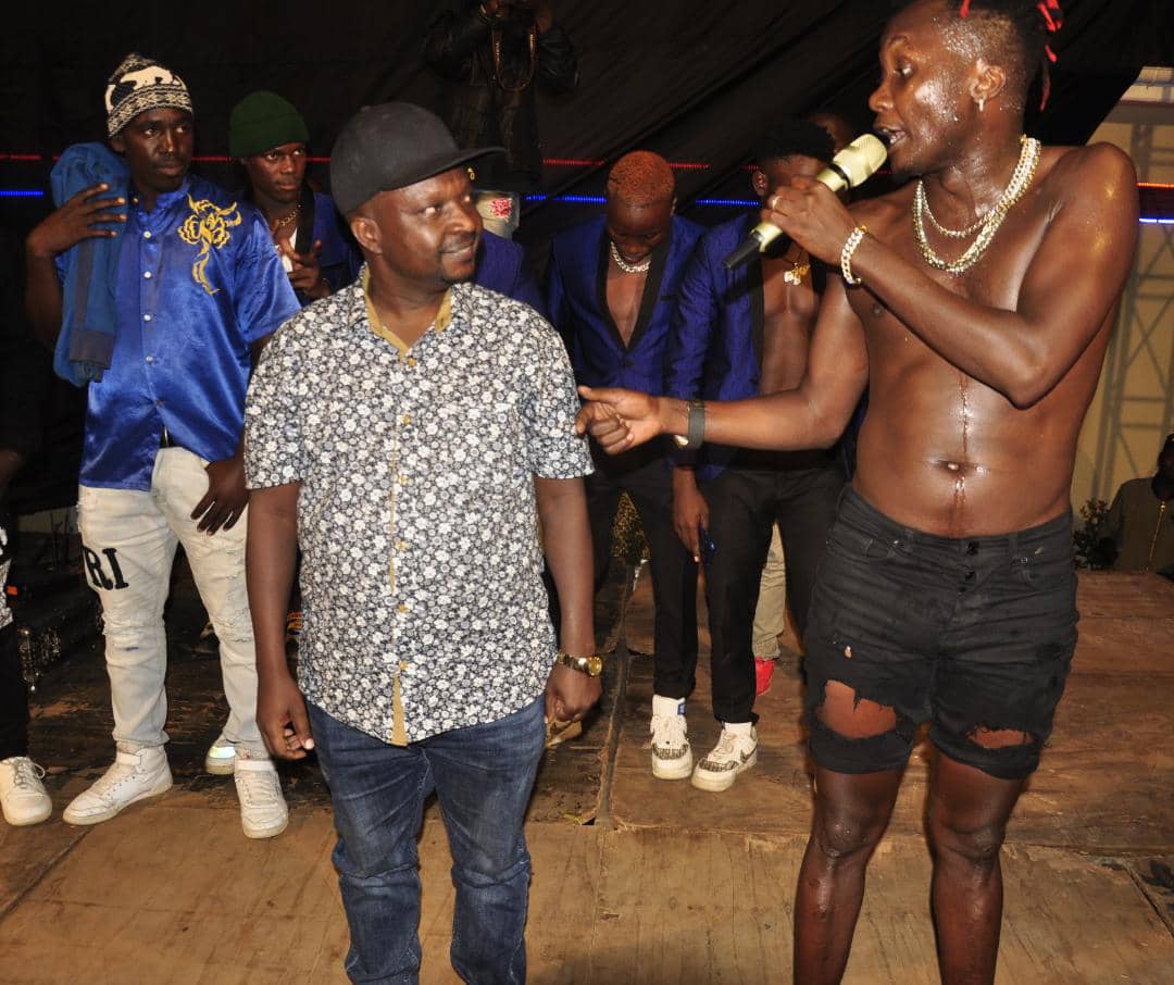 Omuyimbi Kabakko nga yeebaza omugagga Dr Byansi okumuwa omukisa nayimbirako mu kifo kye