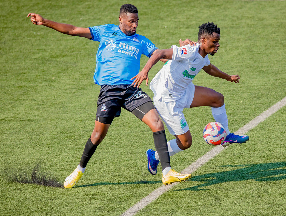 Vipers' Marvin Joseph Youngman vies for possession with a Gor Mahia player during Monday's encounter. CECAFA photo