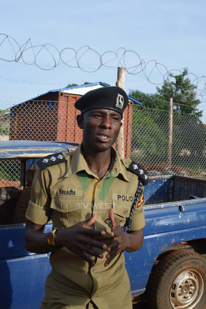Michael Kasadha ng'annyonnyola.