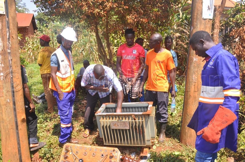 Abatuuze N'abakozi Ba UEDCL Nga Beekebejja Tulansifooma Eyabbibwa.