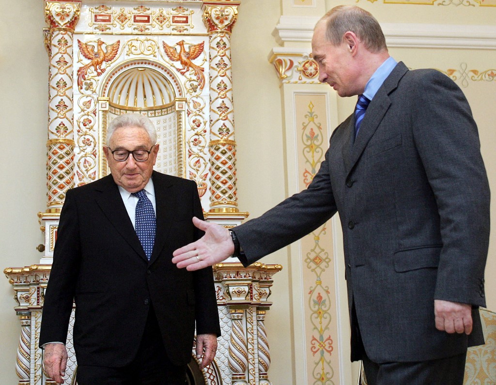 Russian President Vladimir Putin (R) welcomes former US Secretary of State Henry Kissinger during their meeting at the Novo-Ogaryovo residence outside Moscow on June 06, 2006. 