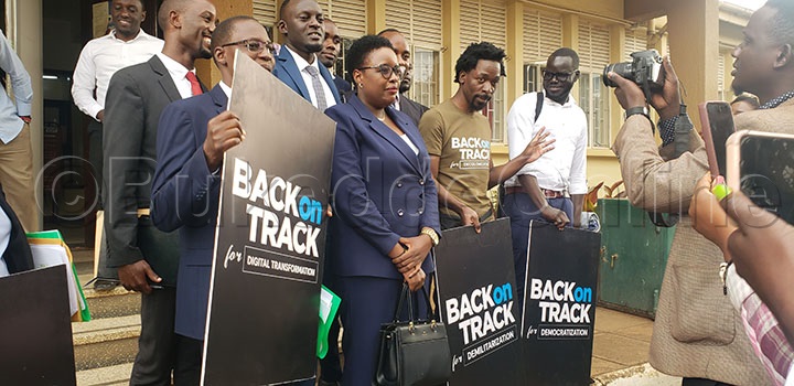 Nyanjura Ng'ayogerako Eri Abamaawulire.