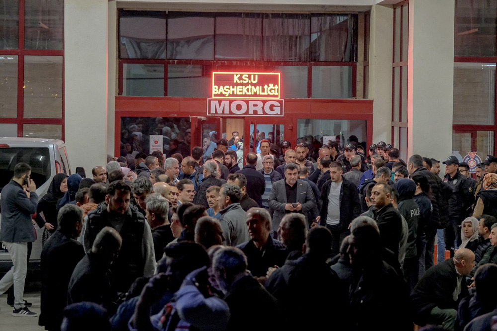 Families of victims wait in front of the morg of a hospital in Kahramanmaras, on April 15, 2026, after a 14-year-old teenager opened fire in a school in the city. (Photo by Orhan ERKILIC / AFP)