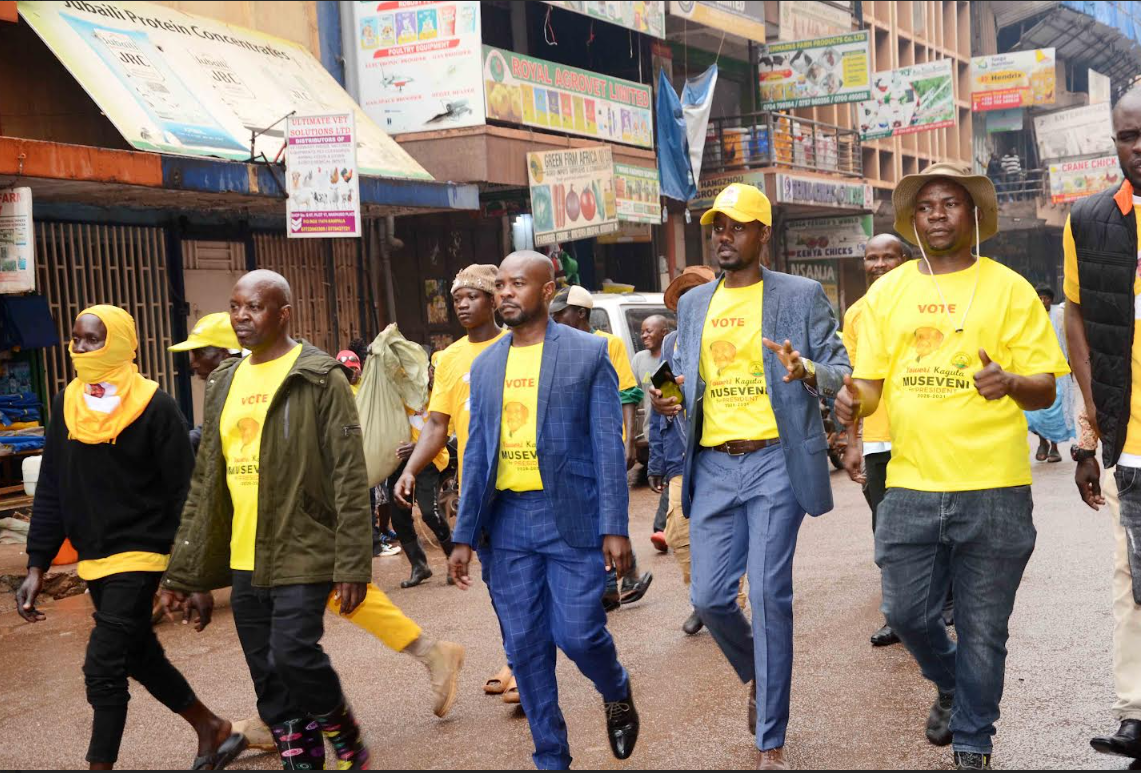 Abamu ku bammemba b'ekibiina nga batambula ku nguuzo z'omukampala okunoonyeza Mzee akalulu