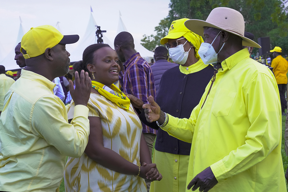 President Museveni shares a light moment during the campaign rally in Mbarara. (PPU)